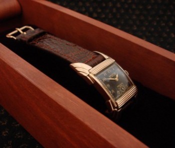 Men’s 1940 Gruen ‘Bat Wing’ Curvex Watch